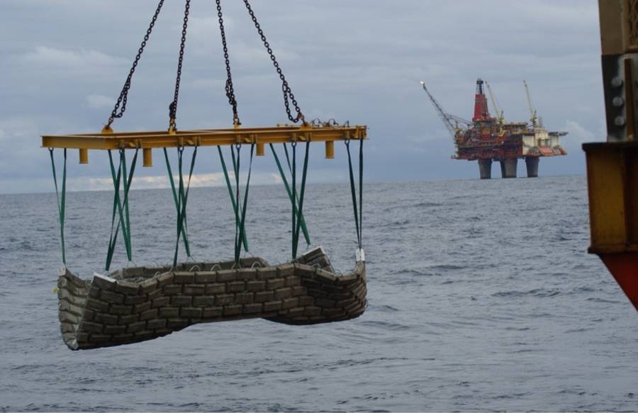 Picture of deployment of concrete mat at Statfjord.