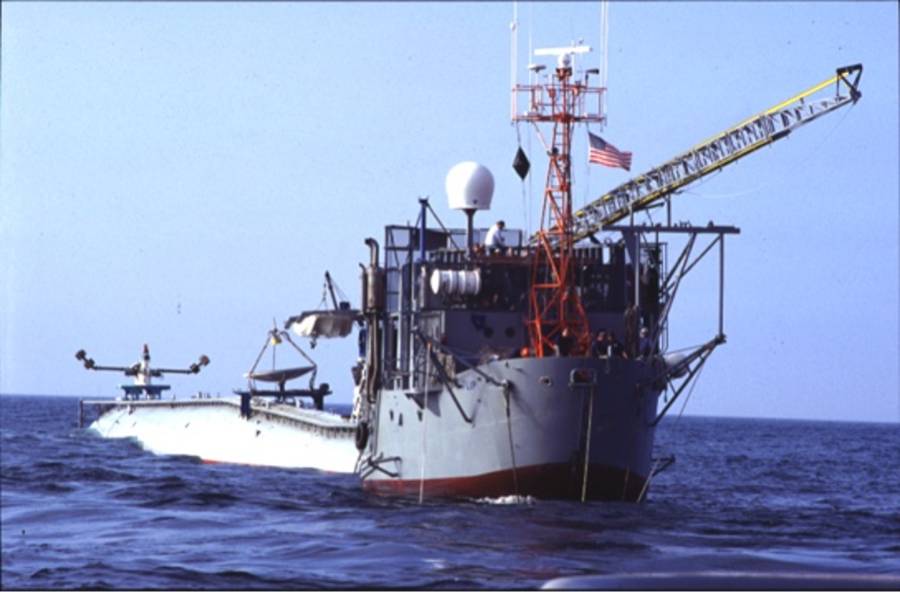 Picture of boat and reserach platform in the sea.